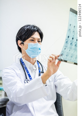 診察でMRI画像を見る医師 122496514