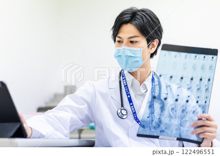 診察でMRI画像を見る医師 診察でMRI画像を見る医師 122496551