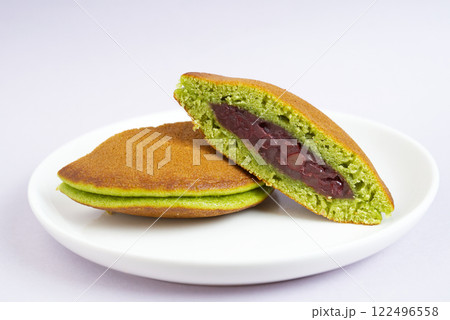 白いお皿に乗った抹茶どら焼き 122496558