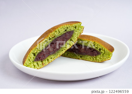 白いお皿に乗った抹茶どら焼き 122496559
