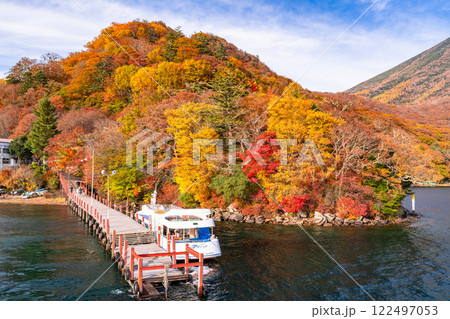 《栃木県》秋の奥日光・紅葉の中禅寺湖《中禅寺湖遊覧船より》 《栃木県》秋の奥日光・紅葉の中禅寺湖《中禅寺湖遊覧船より》 122497053