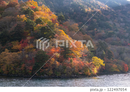 《栃木県》秋の奥日光・紅葉の中禅寺湖《中禅寺湖遊覧船より》 122497054