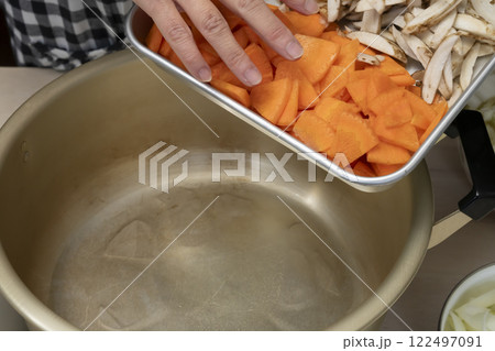 豚汁を作る工程　具沢山な豚汁 122497091