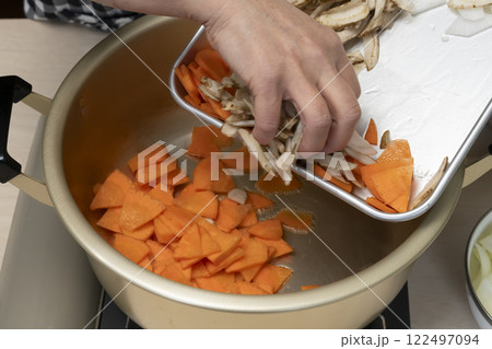 豚汁を作る工程　具沢山な豚汁 122497094