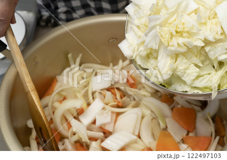 豚汁を作る工程　具沢山な豚汁 122497103