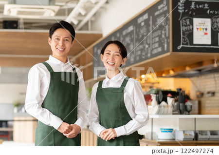 カフェで働くミドルの男女 122497274