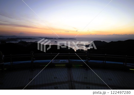 一月の長崎、晴天、サンセット、稲佐山からの夕日と夜景、世界新三大夜景、イルミネーション、きらきら 一月の長崎、晴天、サンセット、稲佐山からの夕日と夜景、世界新三大夜景、イルミネーション、きらきら 122497280