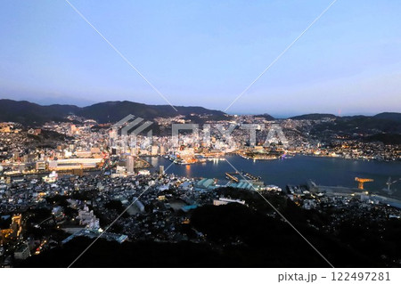 一月の長崎、晴天、サンセット、稲佐山からの夕日と夜景、世界新三大夜景、イルミネーション、きらきら 一月の長崎、晴天、サンセット、稲佐山からの夕日と夜景、世界新三大夜景、イルミネーション、きらきら 122497281