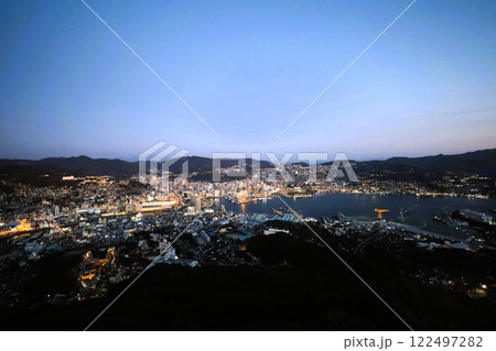 一月の長崎、晴天、サンセット、稲佐山からの夕日と夜景、世界新三大夜景、イルミネーション、きらきら 122497282