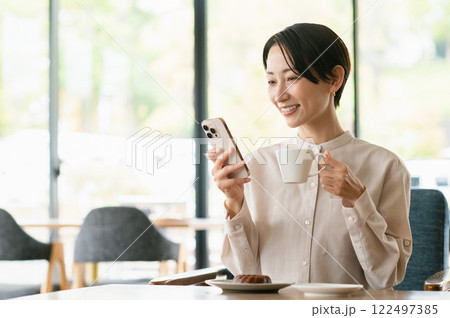 カフェでくつろぐミドルの女性 122497385