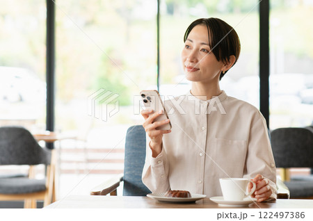 カフェでくつろぐミドルの女性 カフェでくつろぐミドルの女性 122497386