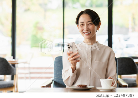 カフェでくつろぐミドルの女性 カフェでくつろぐミドルの女性 122497387