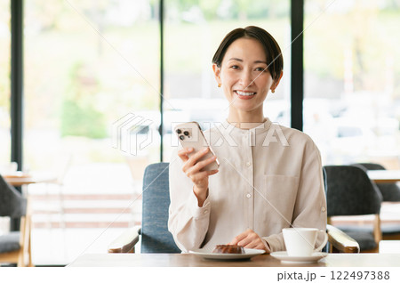 カフェでくつろぐミドルの女性 カフェでくつろぐミドルの女性 122497388