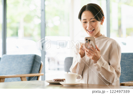 カフェでくつろぐミドルの女性 カフェでくつろぐミドルの女性 122497389
