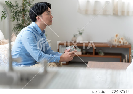 ソファに座る30代男性 122497515