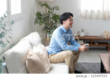 リビングのソファに座る男性 122497523