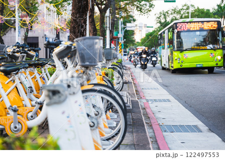 台北　レンタサイクルと路線バス 122497553