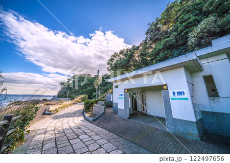 日本の横須賀都市景観　観音崎に立つ観音埼灯台までの道順-17　トイレがある 122497656