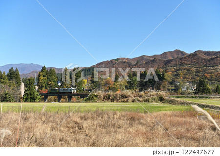 晩秋の里山の風景と紅葉 122497677
