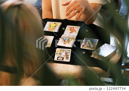 タロット占いをする女性 122497734