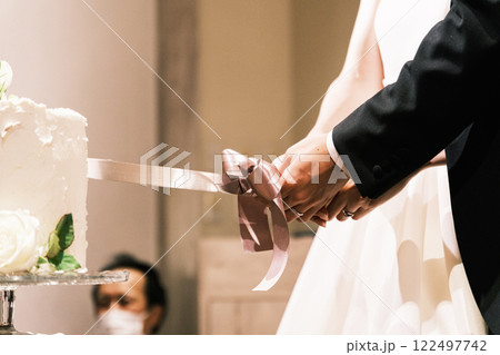 ケーキ入刀をする新郎新婦 122497742