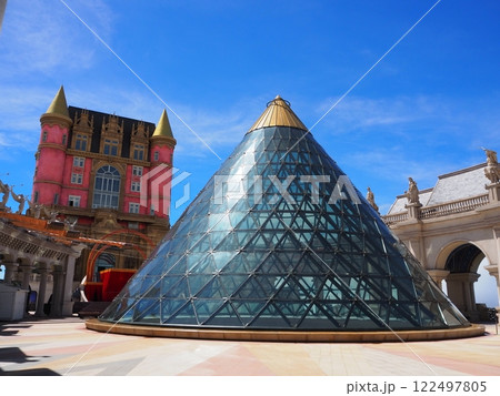 ダナンのテーマパーク「バナヒルズ」の頂上にあるカラフルなお城と庭園 122497805