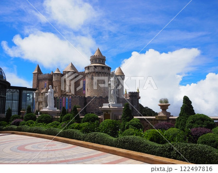 ダナンのテーマパーク「バナヒルズ」の頂上にあるカラフルなお城と庭園 ダナンのテーマパーク「バナヒルズ」の頂上にあるカラフルなお城と庭園 122497816