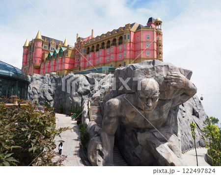 ダナンのテーマパーク「バナヒルズ」の頂上にあるカラフルなお城と庭園 122497824