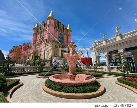 ダナンのテーマパーク「バナヒルズ」の頂上にあるカラフルなお城と庭園 ダナンのテーマパーク「バナヒルズ」の頂上にあるカラフルなお城と庭園 122497827