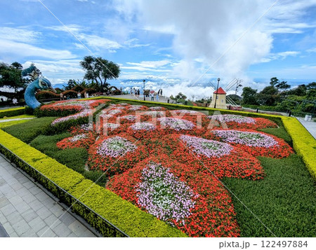 ダナンのテーマパーク「バナヒルズ」にある天空のお花畑と美しい庭園 122497884