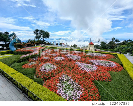 ダナンのテーマパーク「バナヒルズ」にある天空のお花畑と美しい庭園 ダナンのテーマパーク「バナヒルズ」にある天空のお花畑と美しい庭園 122497885
