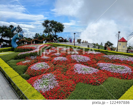 ダナンのテーマパーク「バナヒルズ」にある天空のお花畑と美しい庭園 122497886