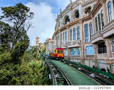 ダナンのテーマパーク「バナヒルズ」のエリア間を走るトロッコ列車 122497904