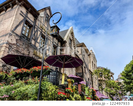 ダナンのテーマパーク「バナヒルズ」のフレンチビレッジエリア内にあるおしゃれな建物と美しい大聖堂 ダナンのテーマパーク「バナヒルズ」のフレンチビレッジエリア内にあるおしゃれな建物と美しい大聖堂 122497933