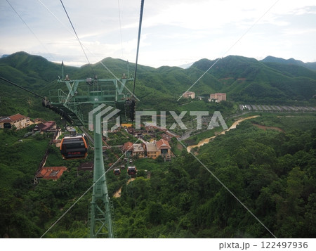 ダナンのテーマパーク「バナヒルズ」のロープウェーから眺める山の風景 122497936