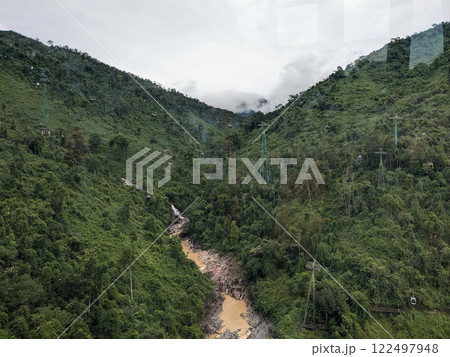 ダナンのテーマパーク「バナヒルズ」のロープウェーから眺める山の風景 ダナンのテーマパーク「バナヒルズ」のロープウェーから眺める山の風景 122497948