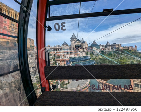 ダナンのテーマパーク「バナヒルズ」のロープウェーから眺める山の風景 122497950