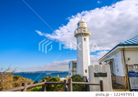 日本の横須賀都市景観　観音崎に立つ観音埼灯台までの道順-　到着、奥に船などが見える 122497951