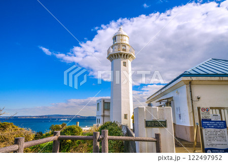 日本の横須賀都市景観　観音崎に立つ観音埼灯台までの道順-　到着、奥に船などが見える 122497952