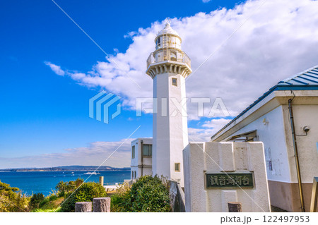 日本の横須賀都市景観　観音崎に立つ観音埼灯台までの道順-　到着、奥に船などが見える 122497953