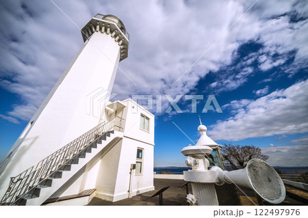 日本の横須賀都市景観　観音崎に立つ観音埼灯台などを望む 122497976