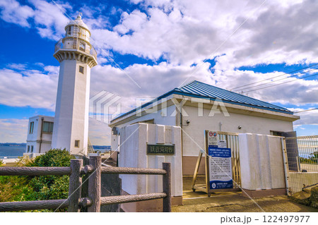 日本の横須賀都市景観　観音崎に立つ観音埼灯台などを望む 122497977