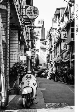 台北　迪化街（てきかがい）　モノクロ 122497998