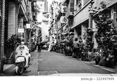 台北　迪化街（てきかがい）　モノクロ 122497999