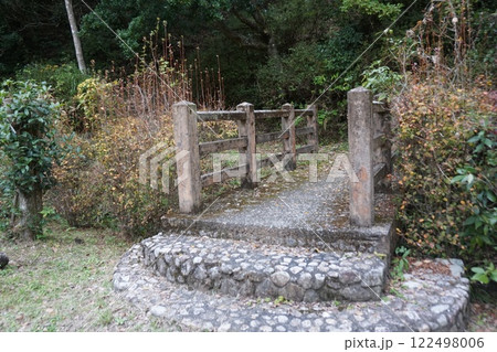 森の中にある橋 森の中にある橋 122498006