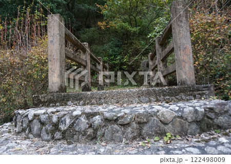山に続く橋 山に続く橋 122498009