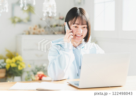 リビングでテレワークをする若い女性 122498043