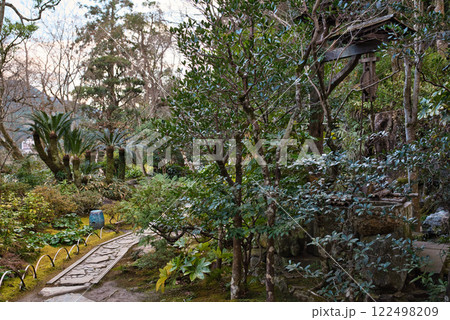 臥龍山荘から眺める庭園 122498209