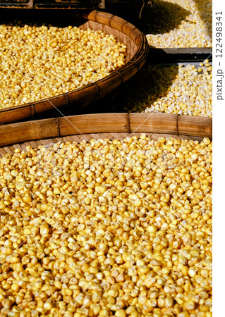 Close up of corn seeds in a basket on a market stall. 122498341