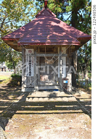 山間部の里山にある神社 山間部の里山にある神社 122498506
